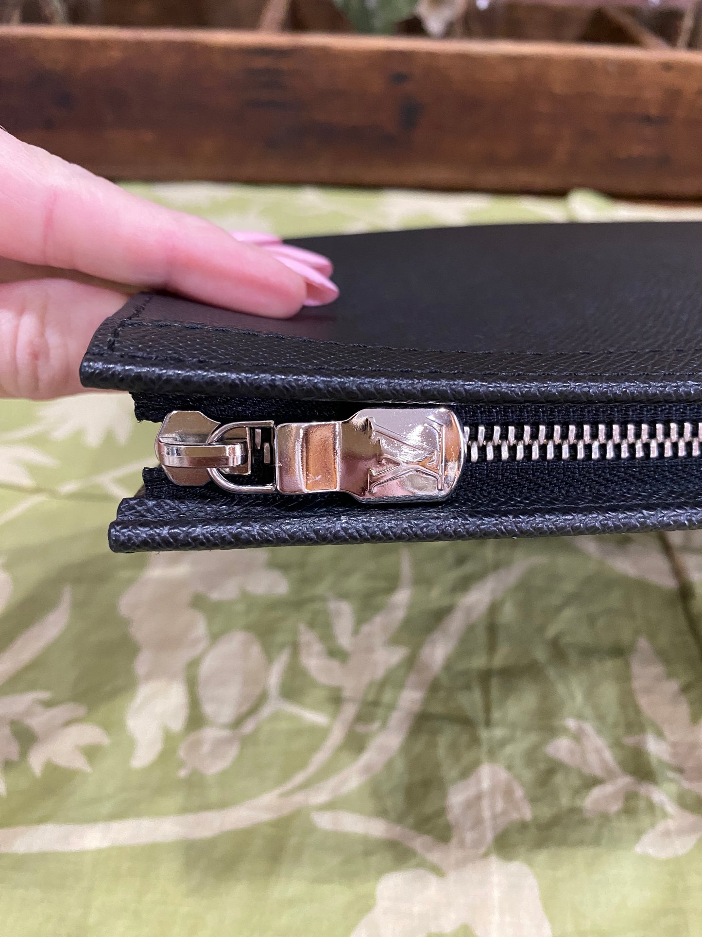 Pochette Voyage Noir Taiga Leather