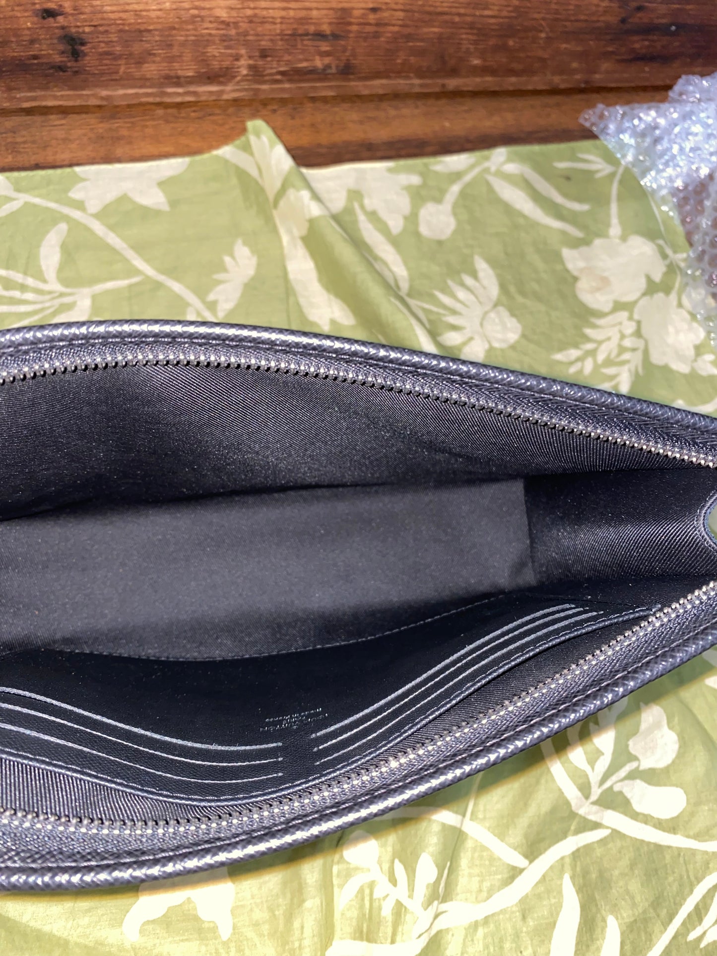 Pochette Voyage Noir Taiga Leather