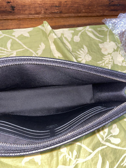 Pochette Voyage Noir Taiga Leather