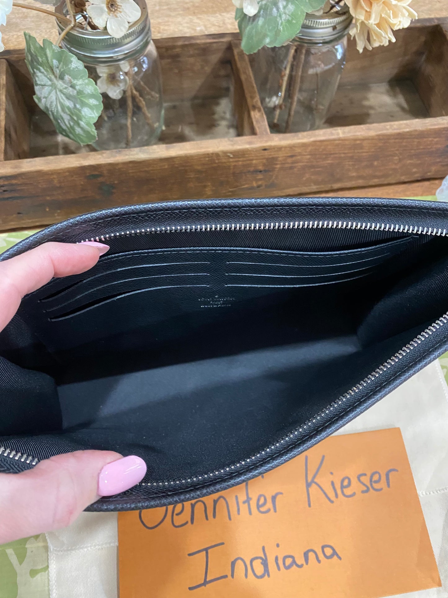 Pochette Voyage Noir Taiga Leather