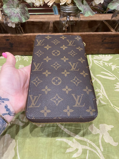 Daily Organizer Long Wallet