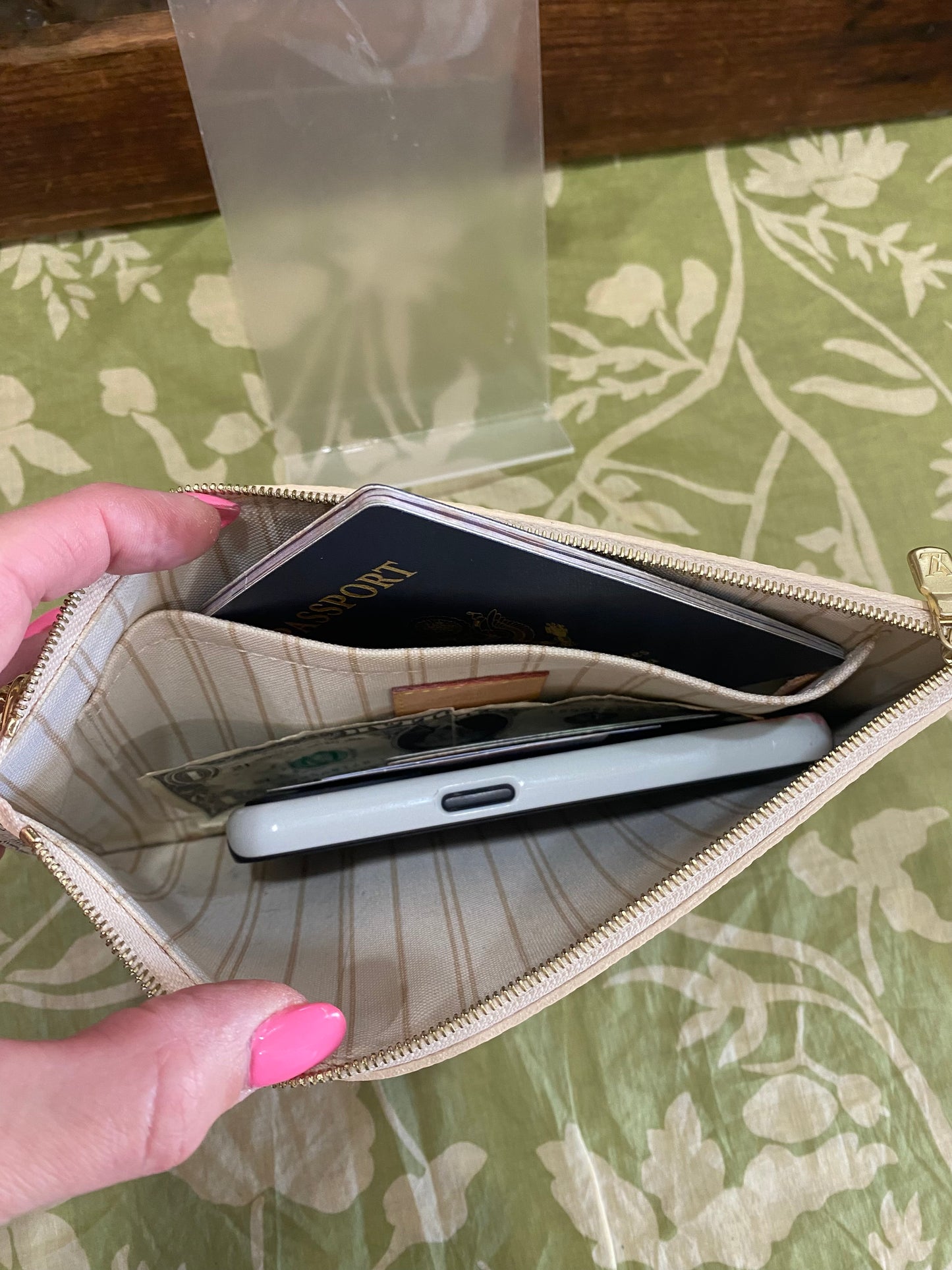 Neverfull Pouch GM in DA print