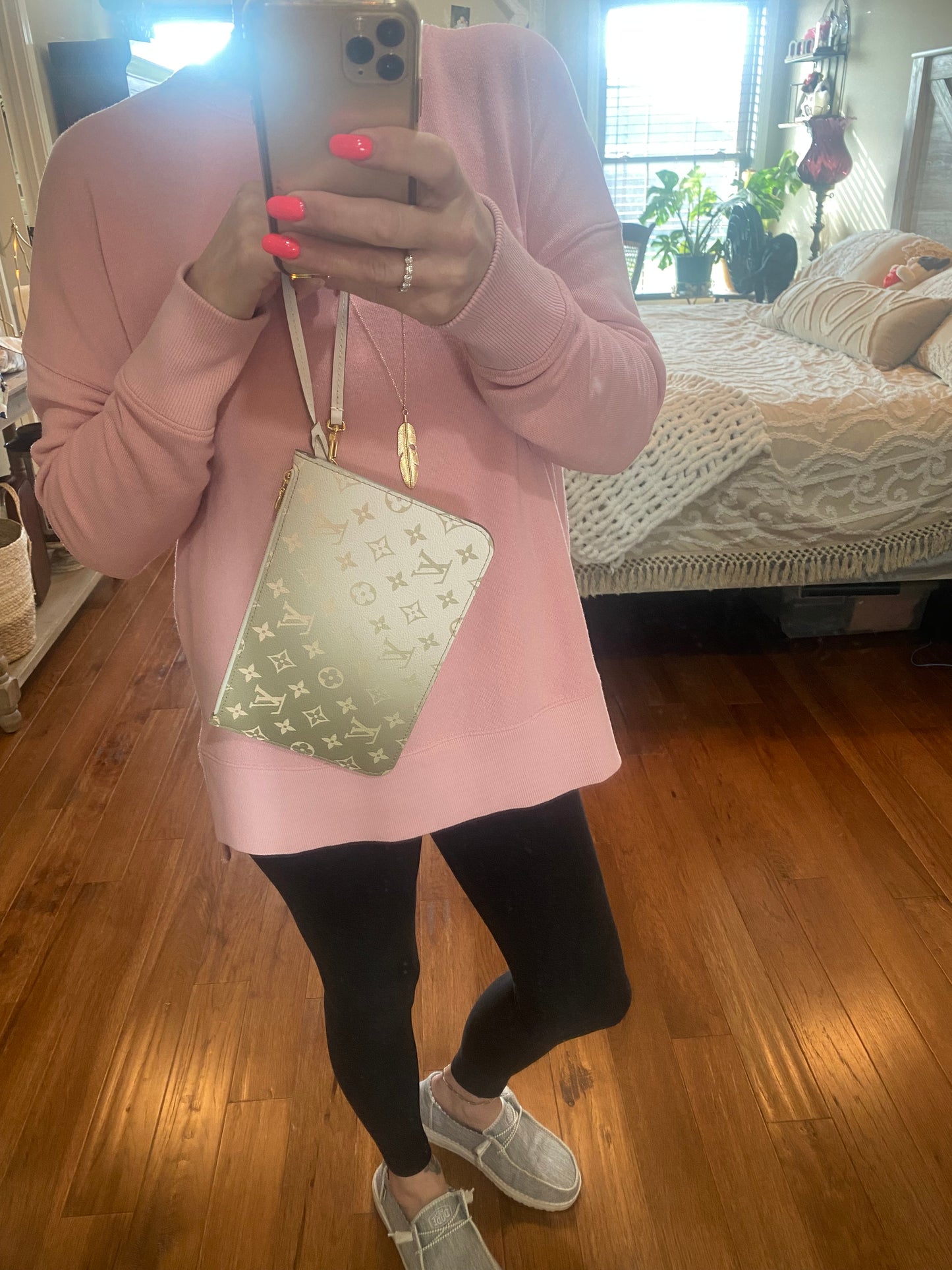 NEW Neverfull Pouch GM (Spring in the City Collection Sunset Khaki)