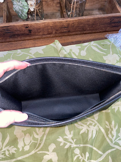 Pochette Voyage Noir Taiga Leather