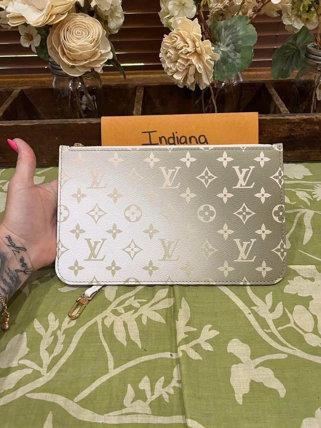 NEW Neverfull Pouch GM (Spring in the City Collection Sunset Khaki)