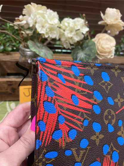 LE Jungle Toiletry 26