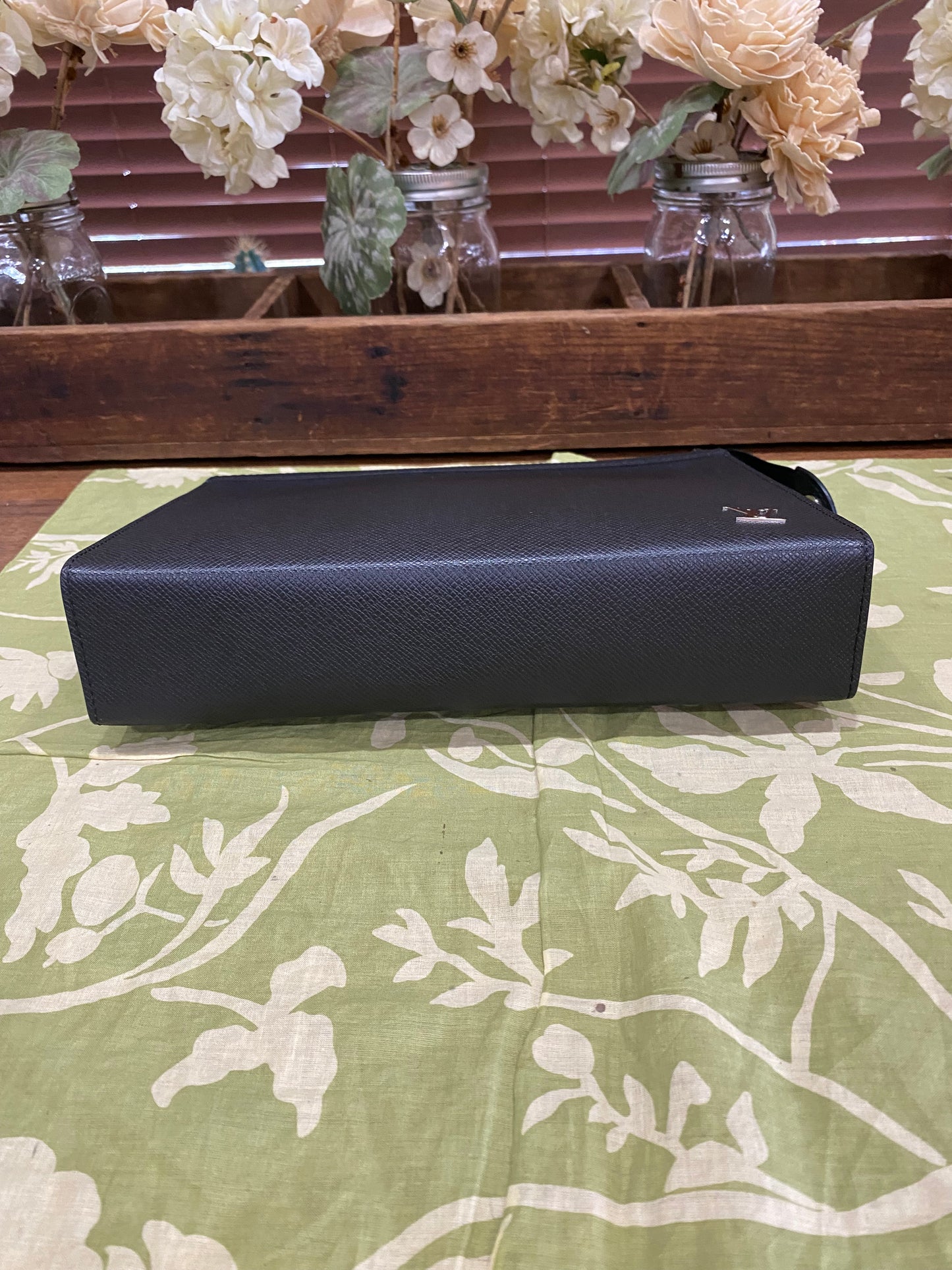 Pochette Voyage Noir Taiga Leather