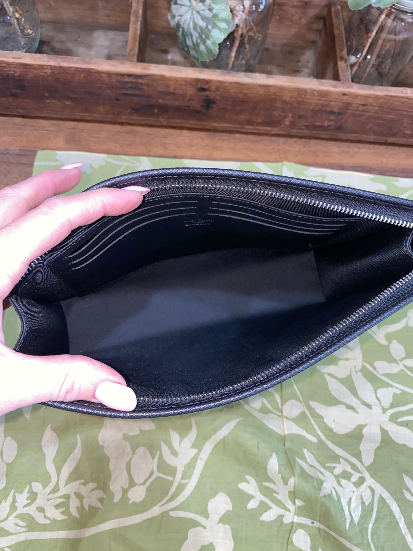 Pochette Voyage Noir Taiga Leather