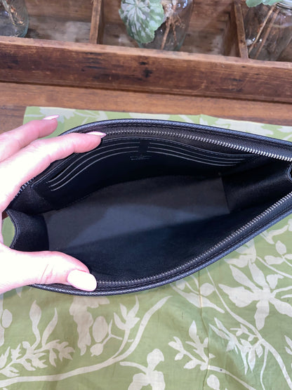 Pochette Voyage Noir Taiga Leather