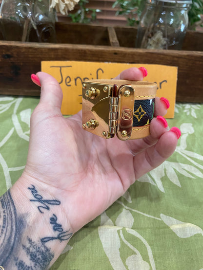 S Lock Cuff Bracelet in Black Multicolor