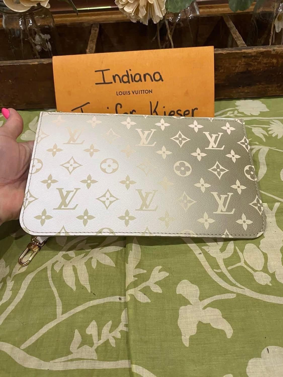 NEW Neverfull Pouch GM (Spring in the City Collection Sunset Khaki)