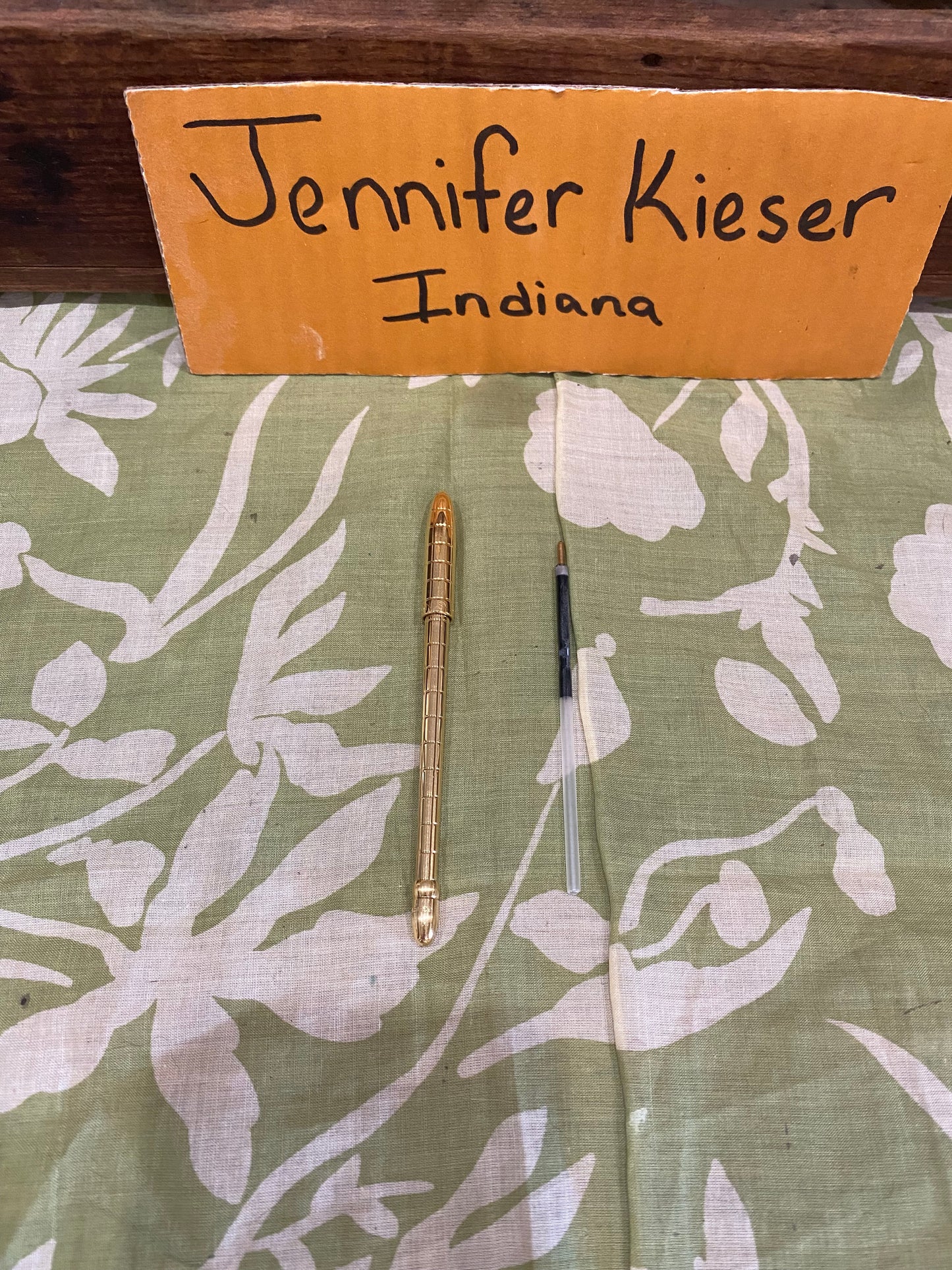 Gold Tone Twist Top Pen